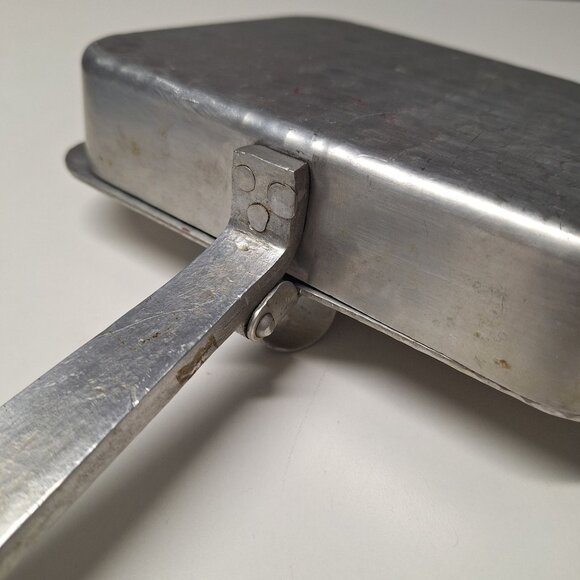 Vintage Hammered Metal Floral Embossed Hinged Lid Dust Pan Crumb Silent Butler - Picture 6 of 9